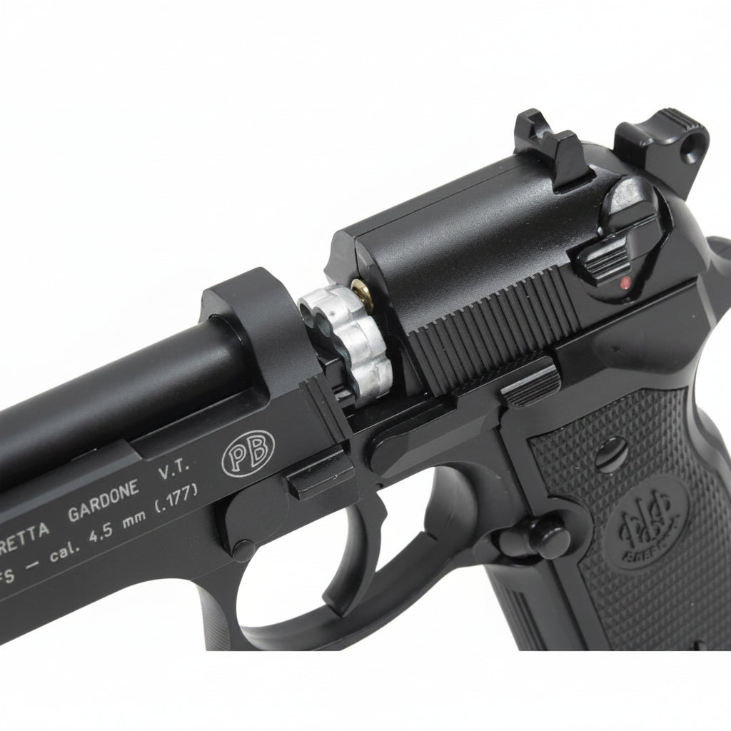 Beretta 92FS Co2 Umarex, vano Co2 aperto con cartuccia visibile