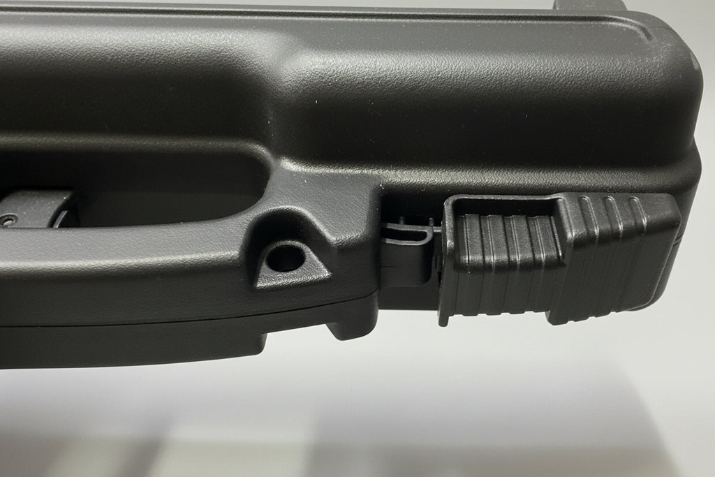 Dettaglio chiusura scorrevole lucchettabile della valigetta rigida porta pistola Lynx Tech